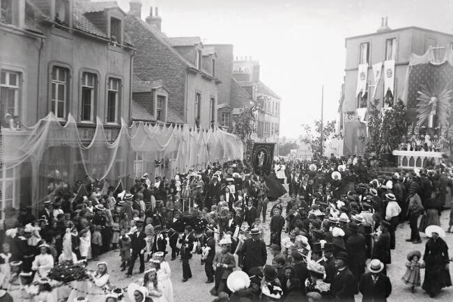 Boulogne-sur-Mer. Procession du 15 août. Reposoir dans le quartier des pêcheurs anonyme