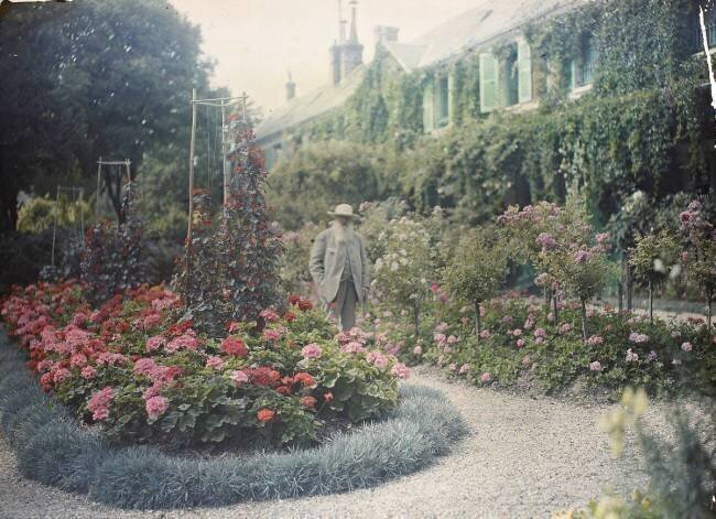 Claude Monet devant sa maison à Giverny anonyme