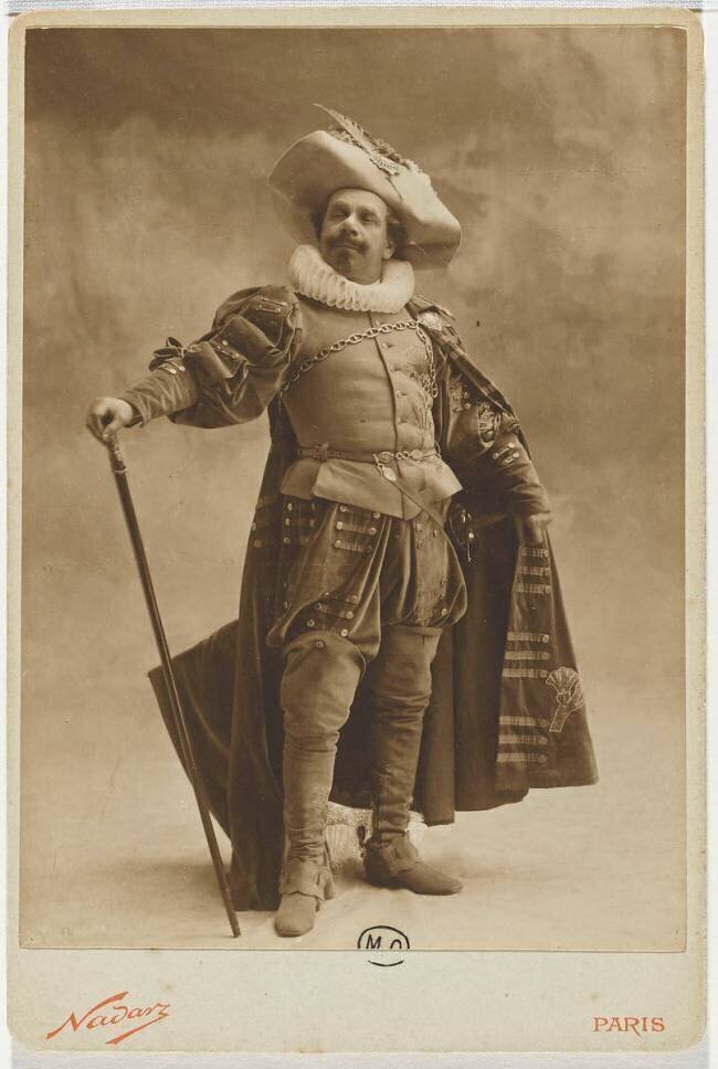 Constant Coquelin en Cyrano, en pied Paul Nadar