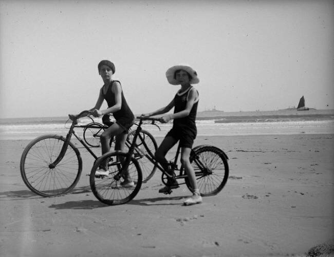 [Deux enfants en vélo sur la plage] anonyme