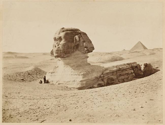 Egypte, Sphinx de Gizeh avec trois personnages et pyramide de Kheops Adolphe Braun