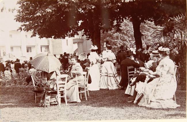 Gens assis en plein air, champs de courses Henri Lemoine