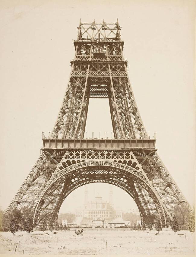 La Tour Eiffel jusqu'au dessus de la 2ème plate forme. Au second plan, le palais du Trocadéro. Louis-Emile Durandelle