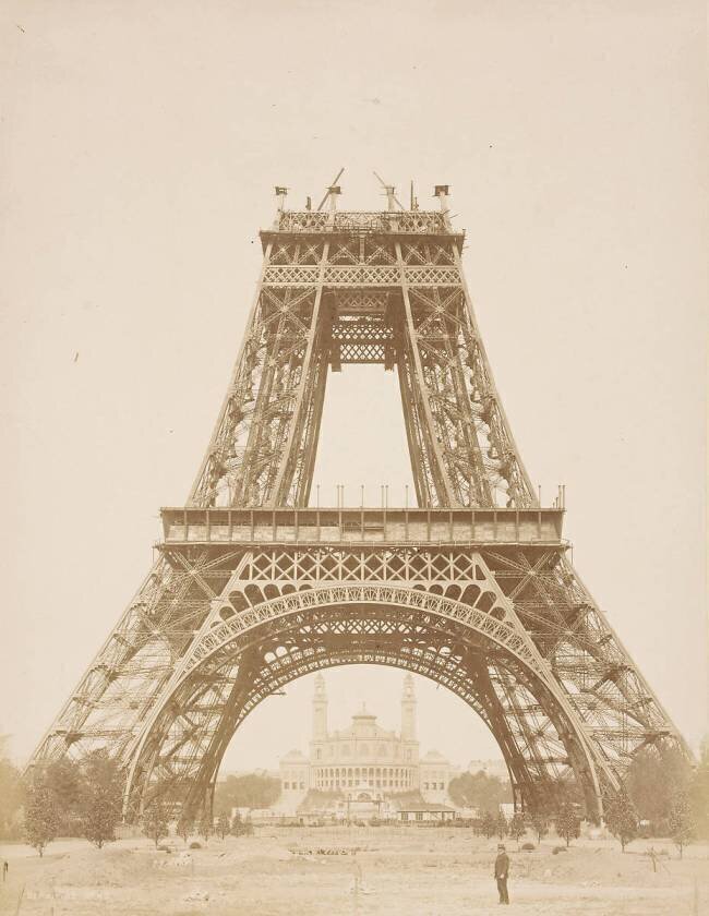 La Tour Eiffel jusqu'à la 2è plate forme, les 2 arcs décoratifs entre les piliers sont achevés. Louis-Emile Durandelle