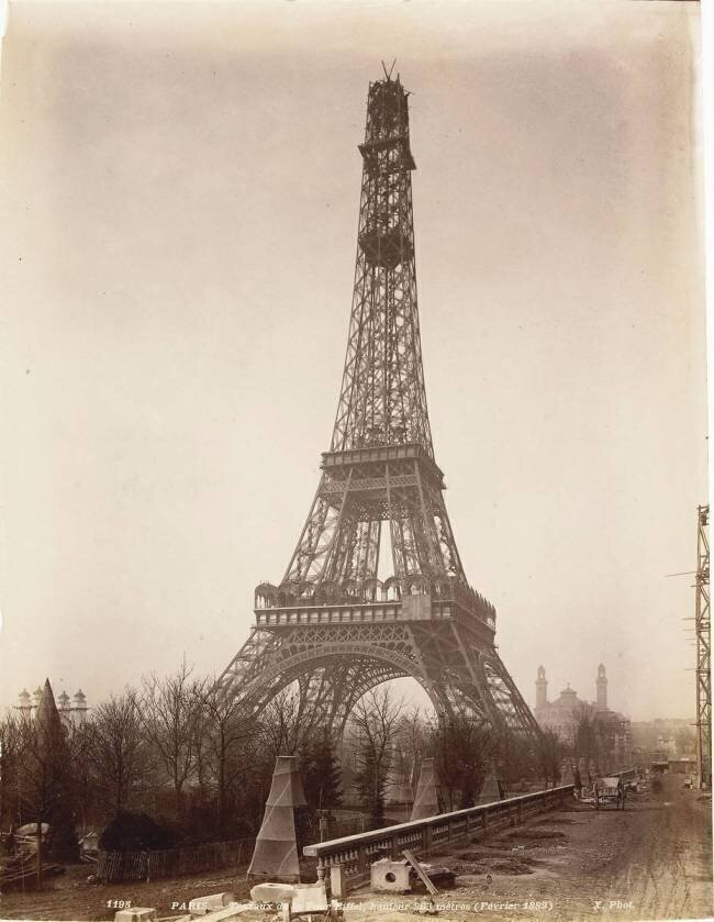 La Tour, hauteur 265 m anonyme