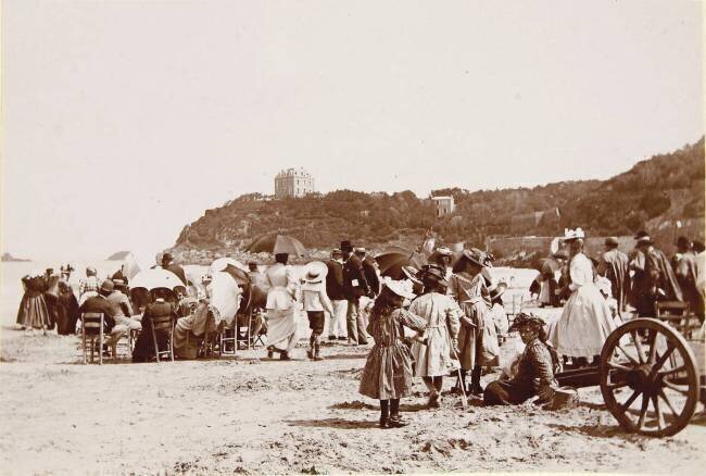 Sur la plage de Biarritz 1890 Henri Lemoine