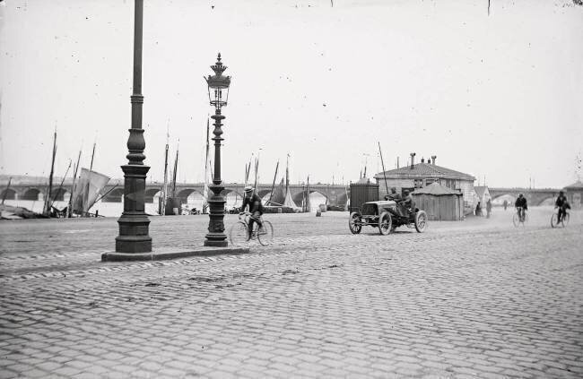 [Voiture avec, en arrière-plan, le Pont de pierre] anonyme