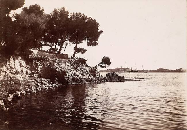 Bateau vu de la pointe de Saint-Hospice anonymous