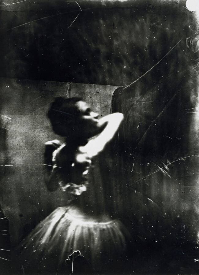 Danseuse ajustant sa bretelle Edgar Degas