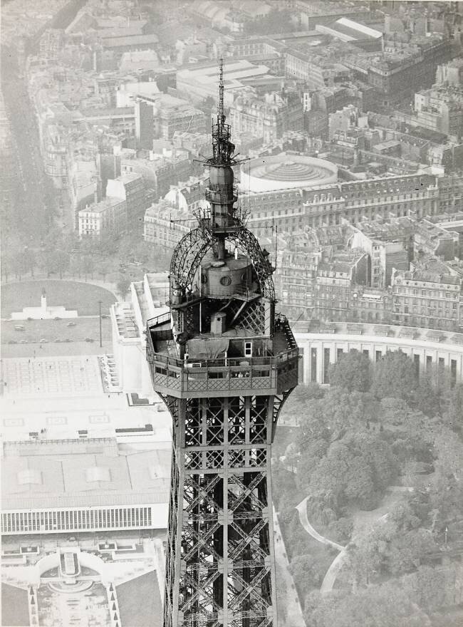 La tour Eiffel, vue prise d'avion Durandaud