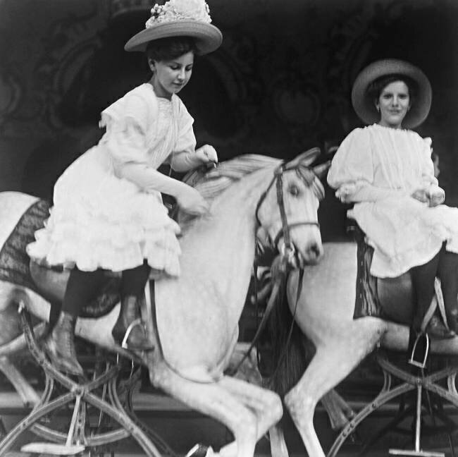 Prater, girls on merry-go-round Emil Mayer