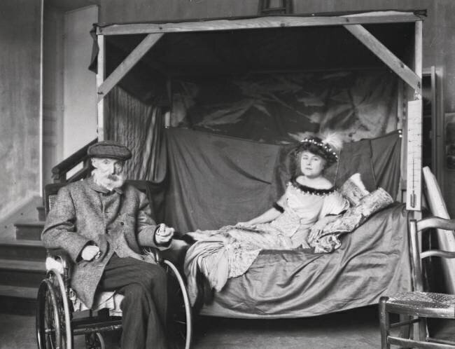 Renoir et Mme de Galéa dans l'atelier de l'artiste à Cagnes anonymous
