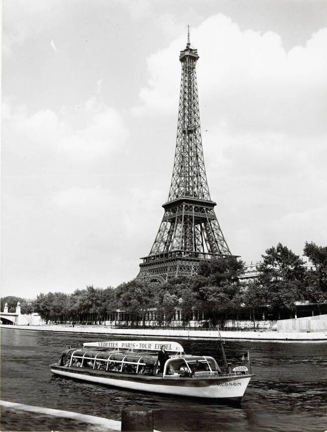 Vue de la Tour Eiffel avec une péniche passant sur la Seine Hallery