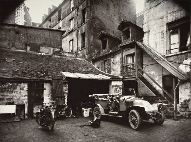 Cour, Rue De Valence Eugène Atget