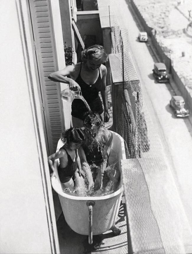 Famille se baignant sur un balcon Parisien Keystone