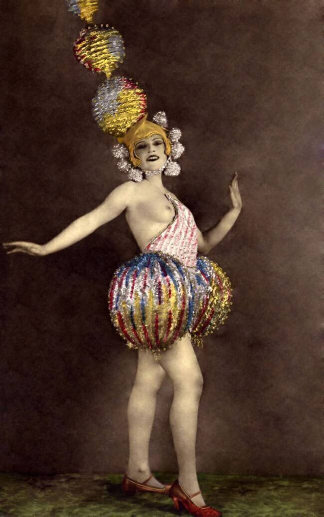 Femme danseuse en costume de scène anonymous