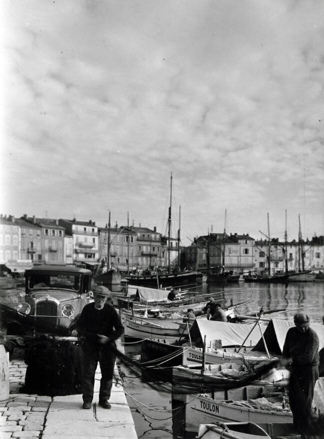 Fishermen folding a net in the port of Saint-Tropez Archives Terre Blanche