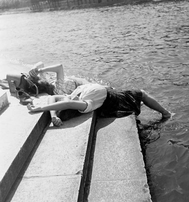 Heat in Paris : Bathers on The Banks of The River Seine in 1946 Rue des Archives