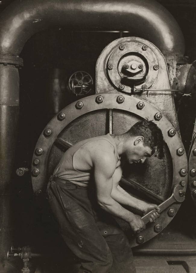 Mécanicien travaillant sur une machine à vapeur Lewis Wickes Hine