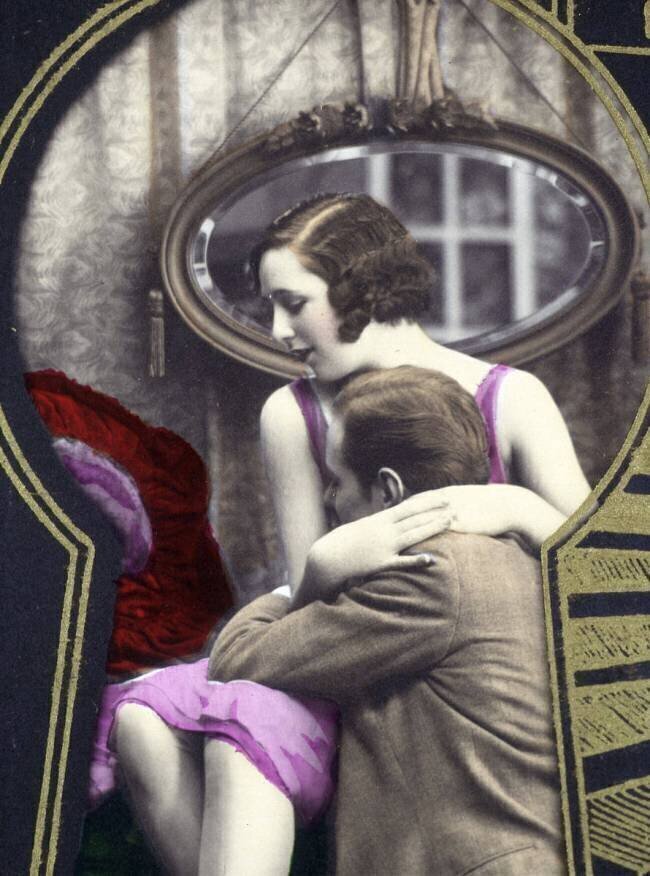 Vue d'un jeune couple amoureux par un trou de serrure - carte postale anonymous