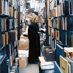 Woman in Bookseller (Max Ferguson) - Muzeo.com