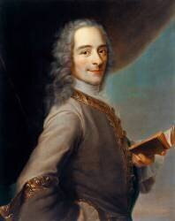 François Marie Arouet de Voltaire, dit Voltaire (1694-1778) - tenant un exemplaire de 
