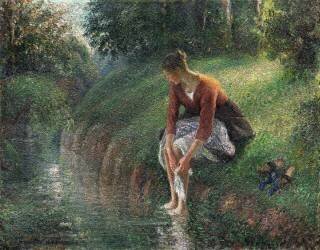Femme baignant ses pieds dans un ruisseau (Camille Pissarro) - Muzeo.com