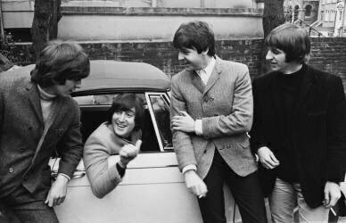 The Beatles, John Lennon in a car after his driving test (Keystone) - Muzeo.com