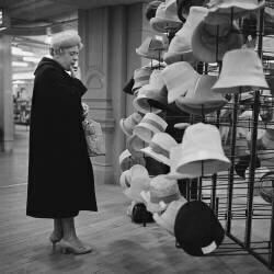A customer at BHV hat department, 1961 (Keystone) - Muzeo.com