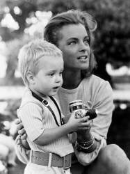 Actress Romy Schneider With her Son David Between Two Takes on Set of Film The Sinners Aka The Swimming Pool September 5 (Rue des Archives) - Muzeo.com