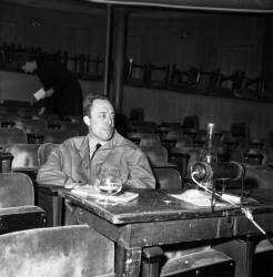 Albert Camus at the Théâtre Antoine during a rehearsal of the play ‘Les Possédés’. (Keystone) - Muzeo.com