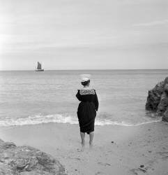 Breton woman on a beach in Belle-Ile-en-Mer (Charles Ciccione) - Muzeo.com