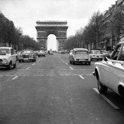 Champs-Elysees in Paris : No Taxi Because They Are on Strike April 29, 1964 (b/w photo) (Rue des Archives) - Muzeo.com