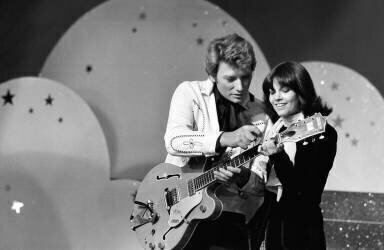 Chantal Goya avec Johnny Hallyday (Collection Christophel) - Muzeo.com