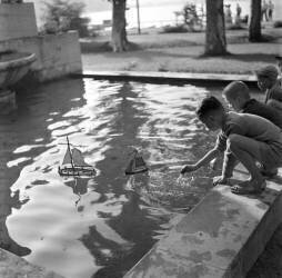 Children playing with small boats 1960 (Jean Ribière) - Muzeo.com