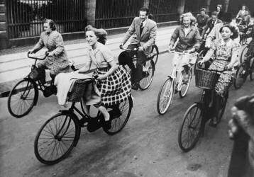 Cyclists in Copenhagen (Keystone) - Muzeo.com