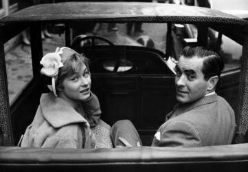 Danick Patisson and Tyrone Power in A 1922 Cab in Montmartre, Paris, during The Set of The Film The Sun Also Rises, March 24, 1957 (b/w photo) (Rue des Archives) - Muzeo.com