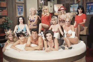 Dean Martin as Matt Helm and the girls on set 'The Silencers' (Orlando Suero) - Muzeo.com