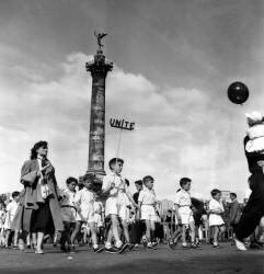 Demonstration in Paris on May 1St, 1952 (Labour Day) (Rue des Archives) - Muzeo.com