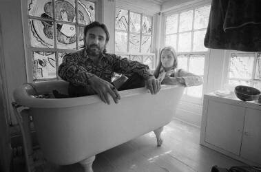 Dennis Hopper and wife Michelle Phillips in a bathtub in New Mexico (Orlando Suero) - Muzeo.com