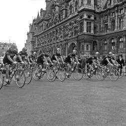 Departure of Tour De France June 23, 1963 in Paris (Rue des Archives) - Muzeo.com
