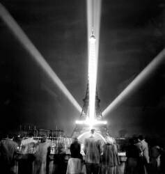Eiffel Tower in Paris By Night during Test of Illumination (Rue des Archives) - Muzeo.com
