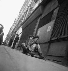 Enfants à la planche à roulettes.  Belleville à Paris – 1951 (Gérald Bloncourt) - Muzeo.com