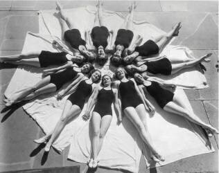 Femmes allongées au soleil, années 1940-1950 (Keystone) - Muzeo.com