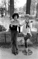 France Gall and Michel Berger with a diabolo (Picot) - Muzeo.com