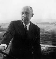 French Couturier Christian Dior (Rue des Archives) - Muzeo.com