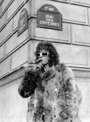 French Singer Michel Polnareff Smoking his Cigar, Arriving at The Headquarters of The Detective Division of The French Police Force in Paris: He Was Summoned By The Vice Squad After A Complaint of The State Prosecutor October 13, 1972 (About The Scan (Rue des Archives) - Muzeo.com