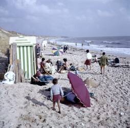 Holidaymakers on the beach (Jean Ribière) - Muzeo.com