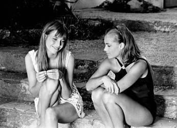 Jane Birkin et Romy Schneider sur le plateau du film Les pécheurs Aka The Swimming Pool 2 septembre 1968 (Rue des Archives) - Muzeo.com