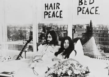 John Lennon and his wife Yoko Ono are having a week's love-in in their room at the Hilton Hotel (anonymous) - Muzeo.com